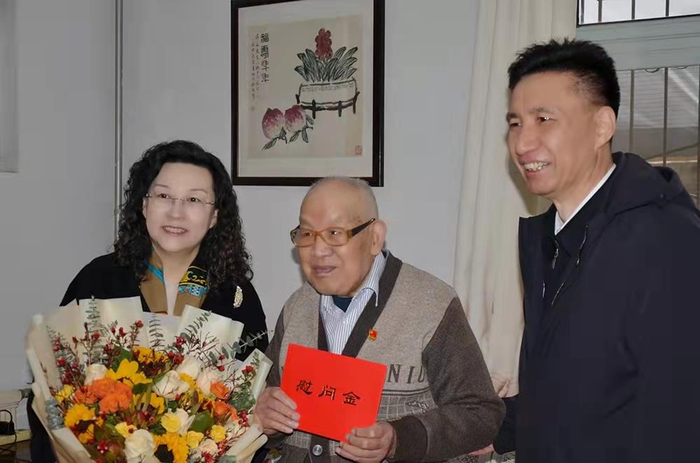 濟南產發(fā)集團黨委副書記、總經(jīng)理黃蓓走訪慰問離休老干部、老黨員